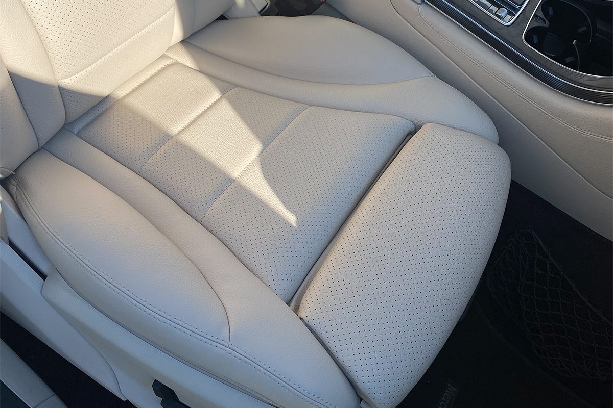 jasna tapicerka Artico w mercedesie po renowacji